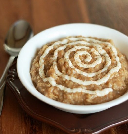 HEALTHY CINNAMON ROLL OVERNIGHT OATS