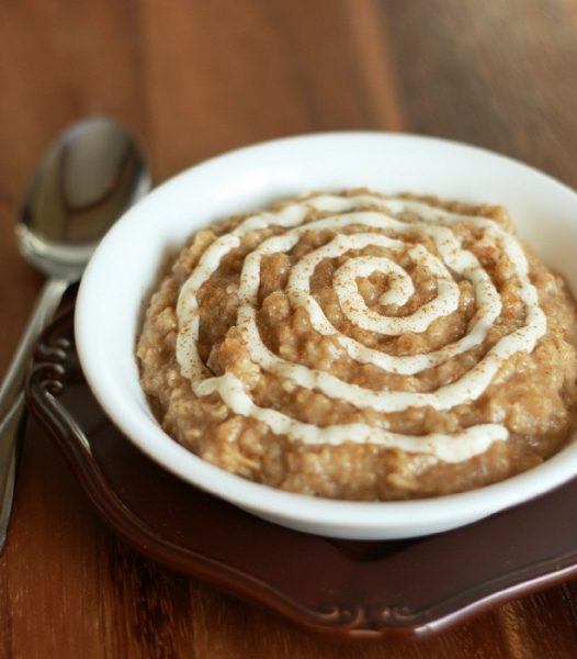 HEALTHY CINNAMON ROLL OVERNIGHT OATS